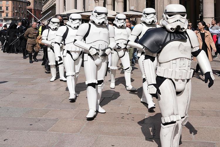 parata a tema star wars in centro a Milano